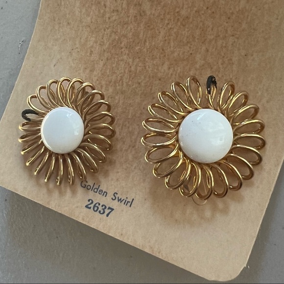 EMMONS VTG 1950s  Gold Tone and White Clip On Sri in Original Box! - Picture 9 of 16